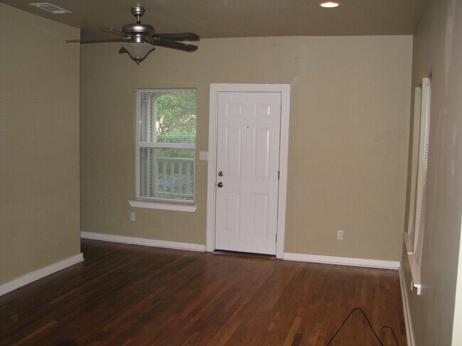 Building Photo - UT PRE-LEASE: North Campus 6 bed / 3 bath Remodel, High-End Kitchen Features SS Appliances, Wood ...