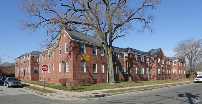 Building Photo - 15-35 Elk St