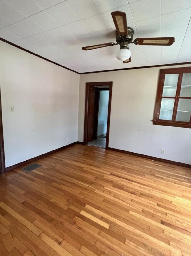 Building Photo - West Asheville Rental