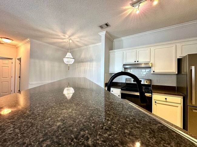 Building Photo - 2 Bedroom, 1 Bath Condo in The Concord West of the Ashley!
