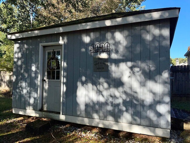 Building Photo - Spacious 3 Bed/2 Bath Ranch with Over 1800...