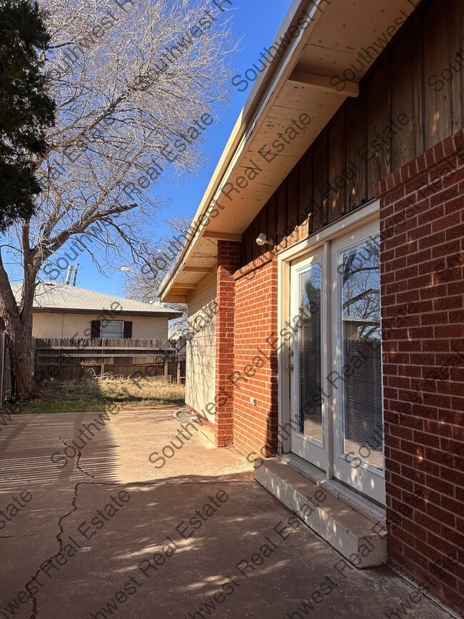 Building Photo - 3 Bed 2 Bath home with carport