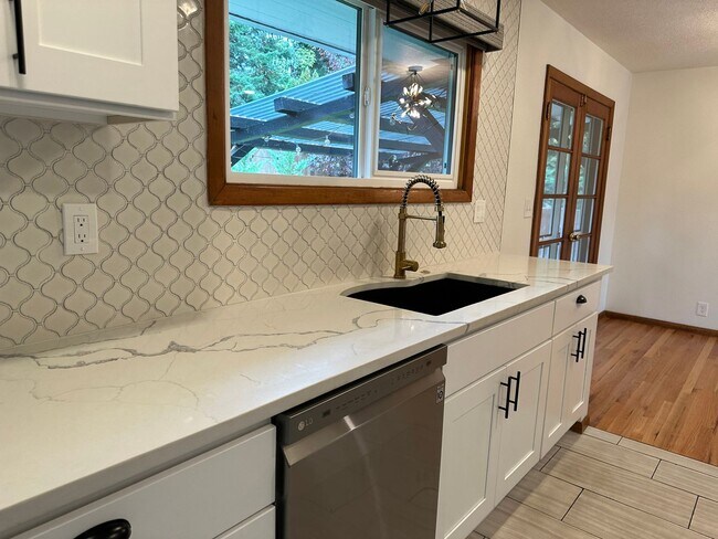 Building Photo - GORGEOUS RANCH STYLE HOME ON HUGE MANICURED LOT IN GARDEN HOME IN SW PORTLAND