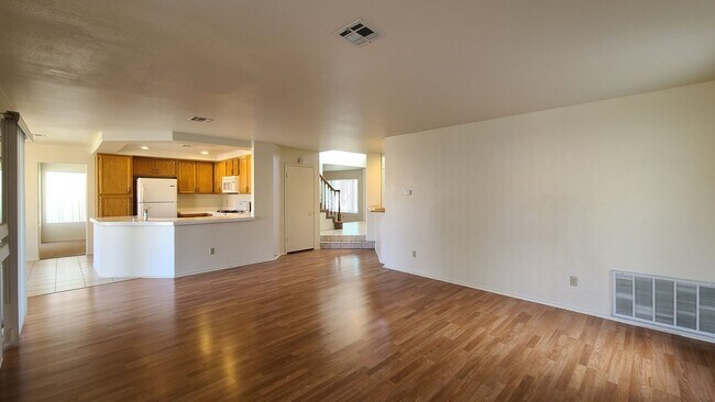 Building Photo - 2 Story home with 4 Bedrooms