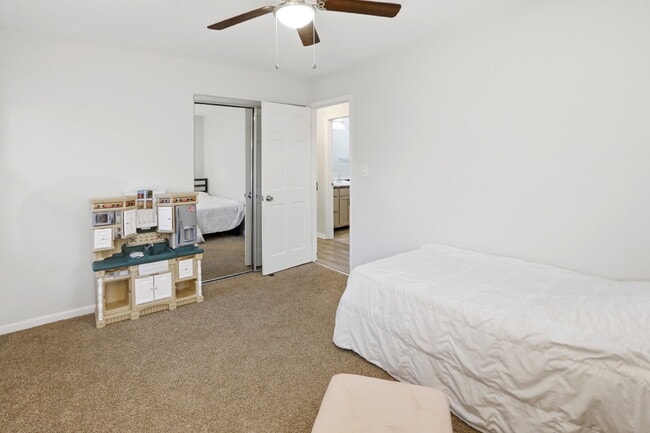 Building Photo - 607 Oakwood Ave