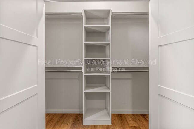 Building Photo - 101 E 11th St S