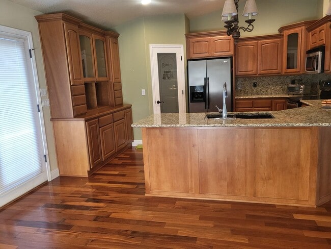 Building Photo - 3 bed 2 bathHome for Rent in Grants Pass