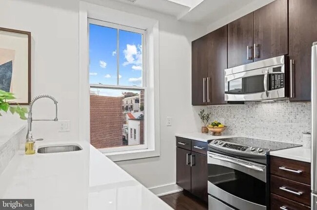 Building Photo - 907 N St NW