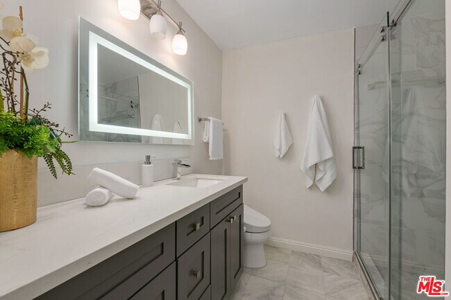 Building Photo - 843 N Martel Ave