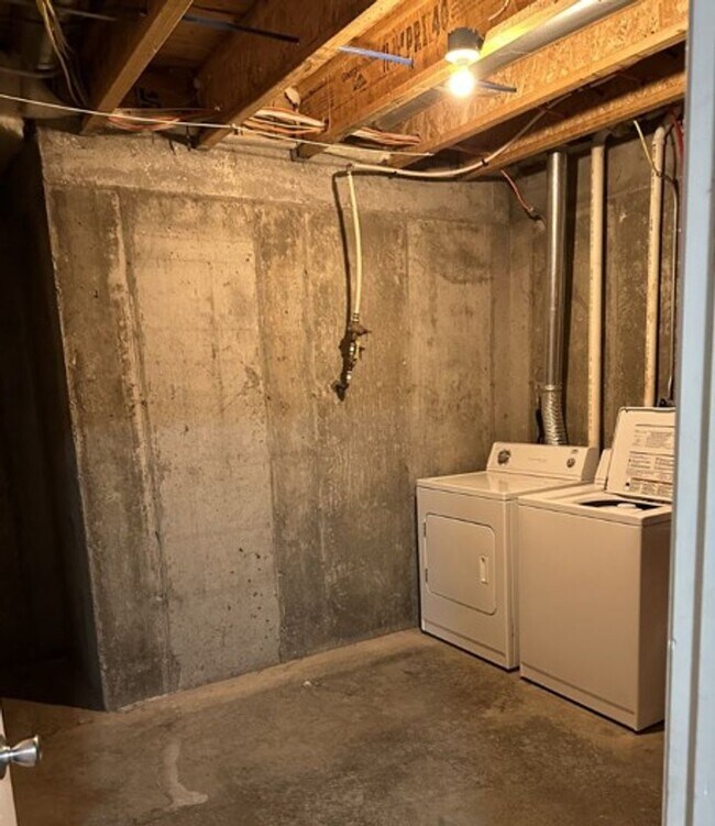 Building Photo - Beautiful Town Home + Deck & Patio + Easy Highway Access to Fort Riley + Washer & Dryer Included!...