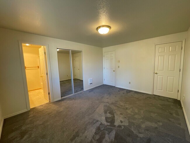 Building Photo - 3 Bedroom / 2 Bathroom Home in SW Redmond - PENDING APPLICATION