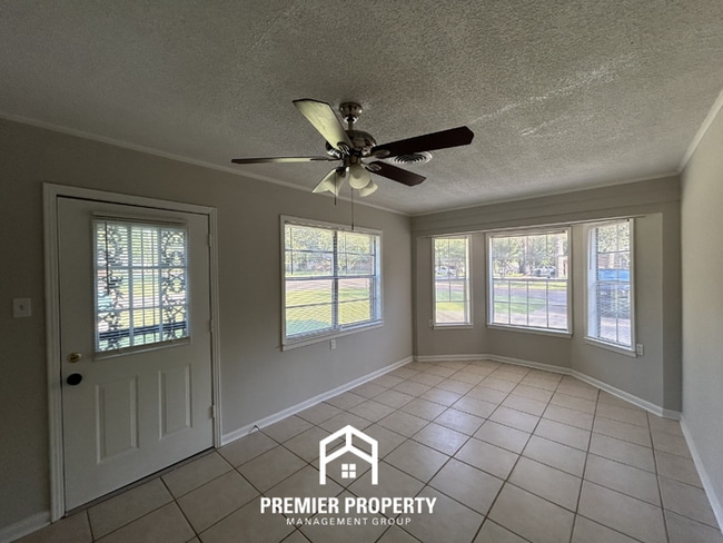 Building Photo - Unique 4BR/2BA Southaven Home | Hardwood Vaulted Sunroom & Fenced Yard