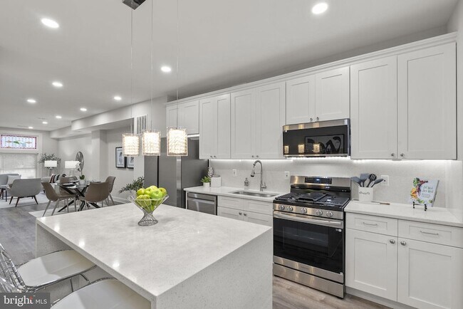 Building Photo - 518 N Lakewood Ave