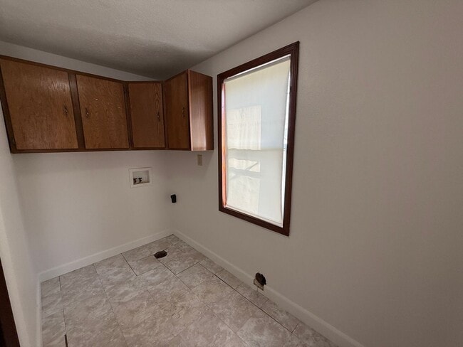 Building Photo - 2 Bedroom fenced yard with BONUS Room