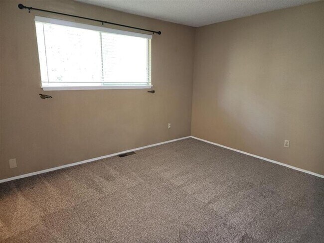 Building Photo - **PENDING APPLICATION**Beautiful 3 Bed 1.5...
