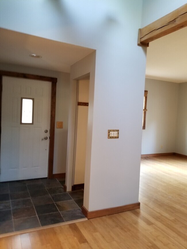 Building Photo - Great 3 bed 2 bath home!! AVAILABLE AUGUST 2027!