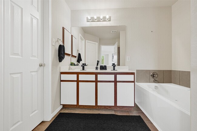 Building Photo - 15826 Sheldon Ridge Way