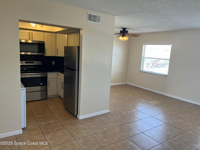 Building Photo - 837 Hickory St