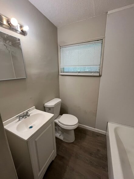 Building Photo - 2468 Vivian Dr