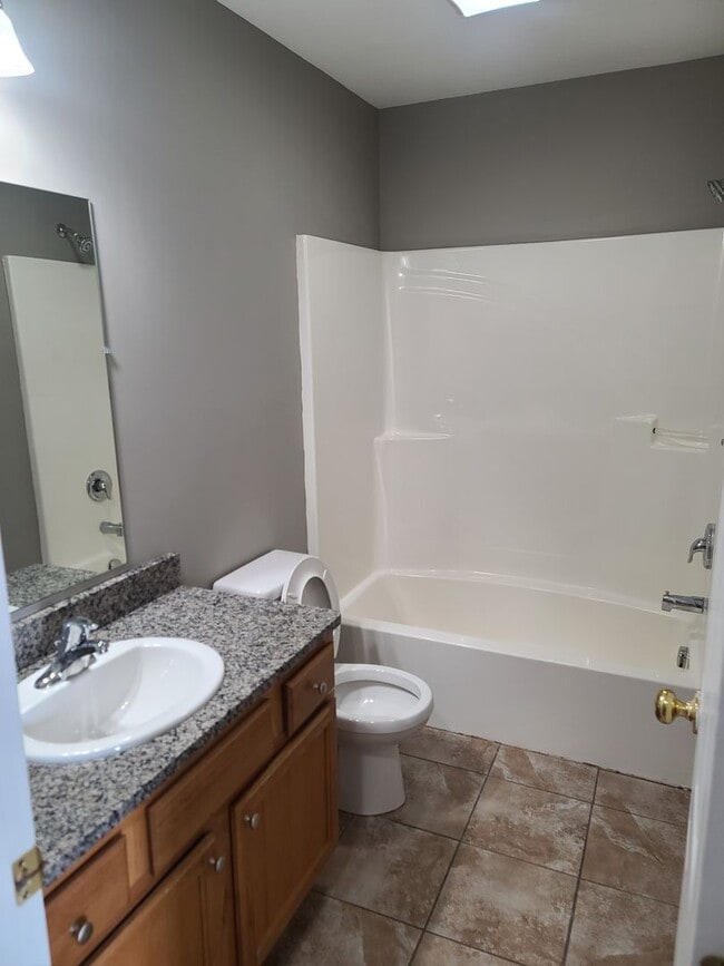 Building Photo - 3 Bedroom 2 1/2 bath townhouse in Waynesbo...