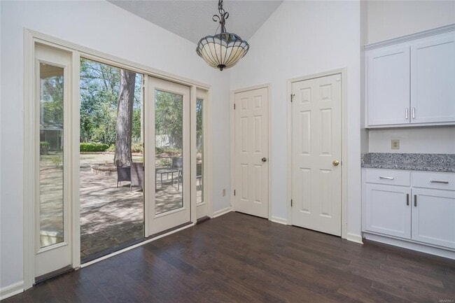 Building Photo - 561 Pine Tree Ln