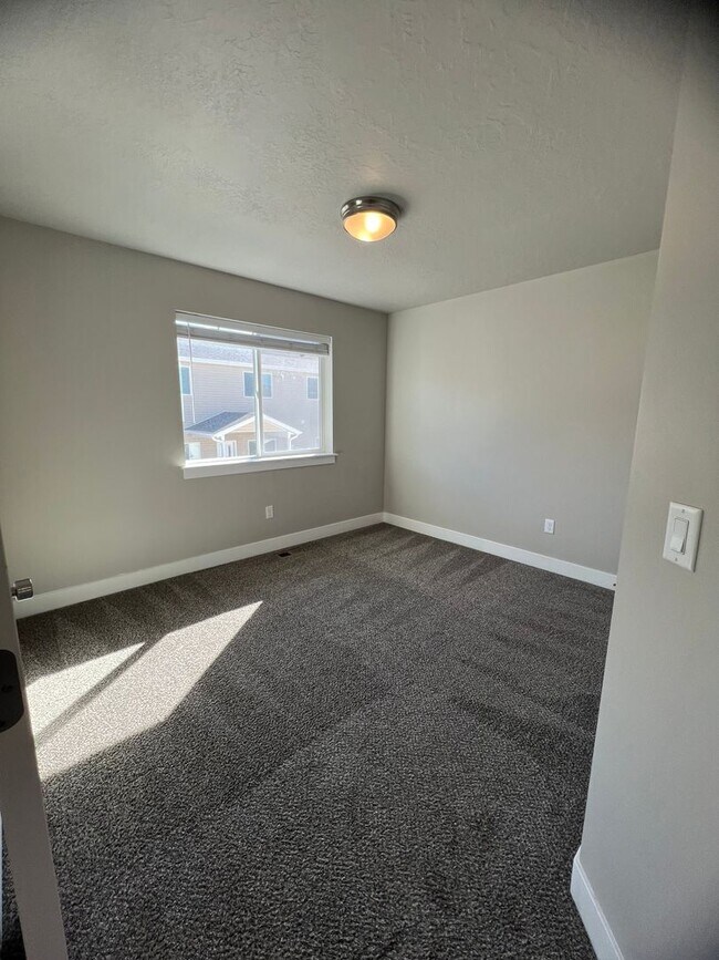 Building Photo - 3 Bed/2 Bath Townhome Available Soon!!