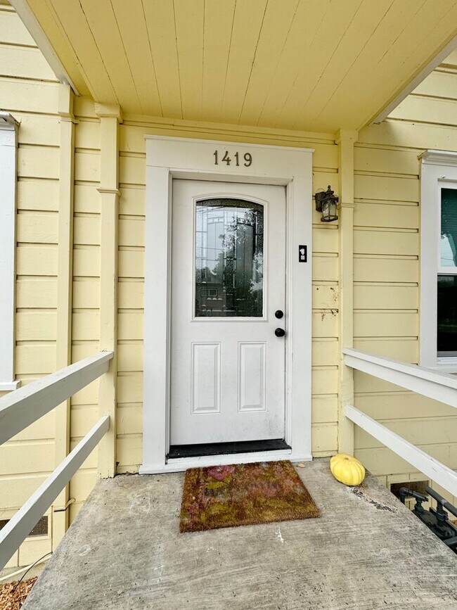 Building Photo - B1417-1421