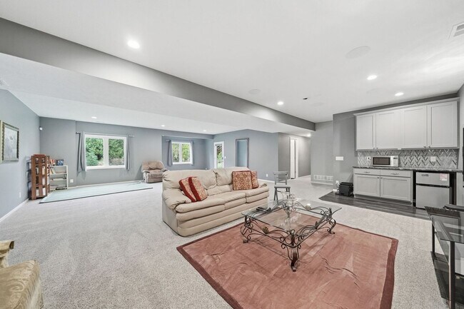 Building Photo - Awesome 4 Bedroom LIKE NEW!