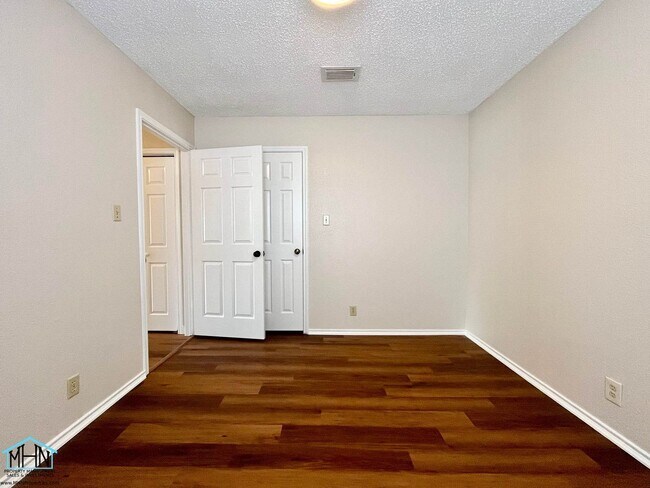 Building Photo - 1627 Firwick Dr