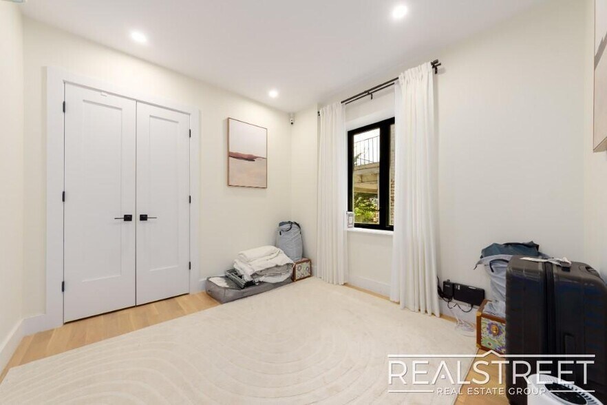 Building Photo - Brand New 2 bed with in unit WD Shared Roof and more!