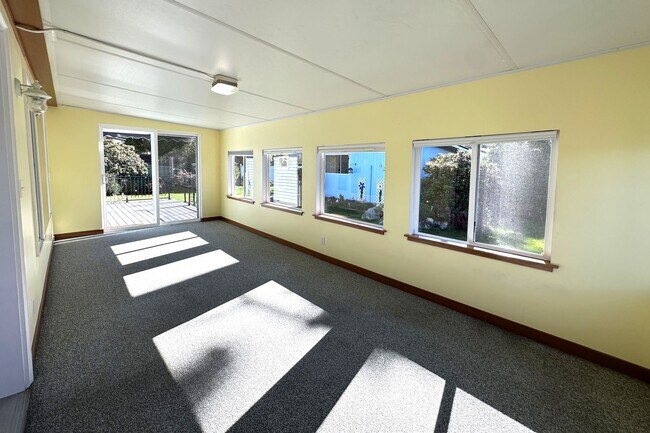 Building Photo - Beautiful Rambler in Gated Camaloch Golf c...