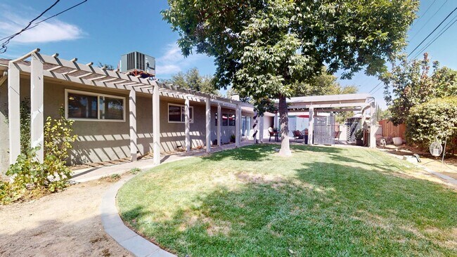 Building Photo - 1745 W San Madele Ave