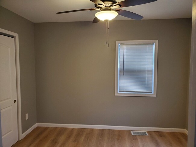 Building Photo - 496 Edwards Ave