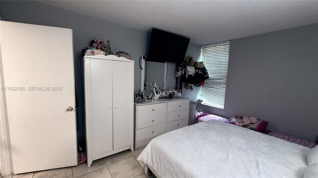 Building Photo - 8860 Fontainebleau Blvd