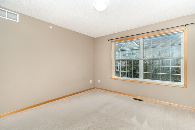 Building Photo - 2 Bed | 2 Bath in The Lakes of Blaine