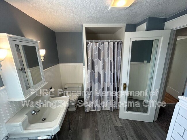 Building Photo - 208 N Washington Ave