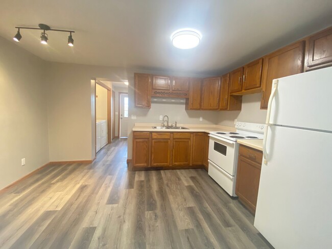 Kitchen - 604 Glendale Ave