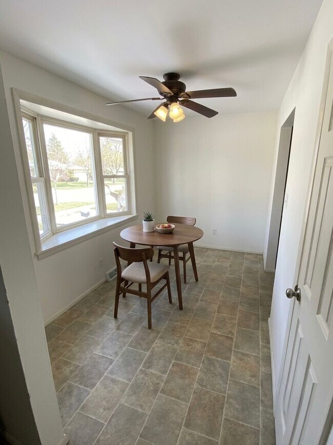 Building Photo - Townhouse - 2 bed + 2.5 bathrooms