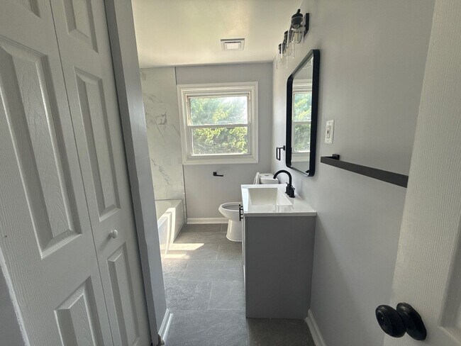 Building Photo - Three Bedroom House in Dundalk