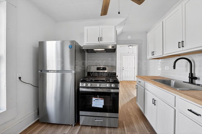 Building Photo - 139 Martin St