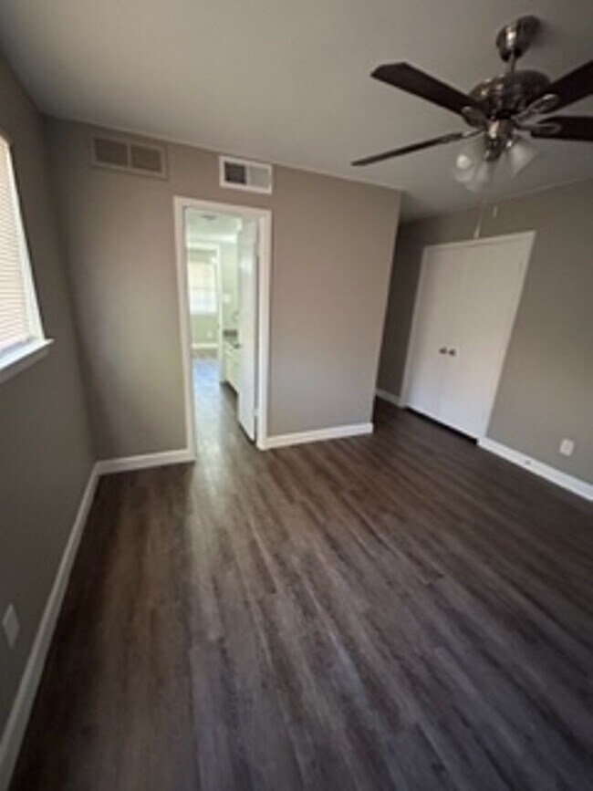 Building Photo - 400 Donnell Dr