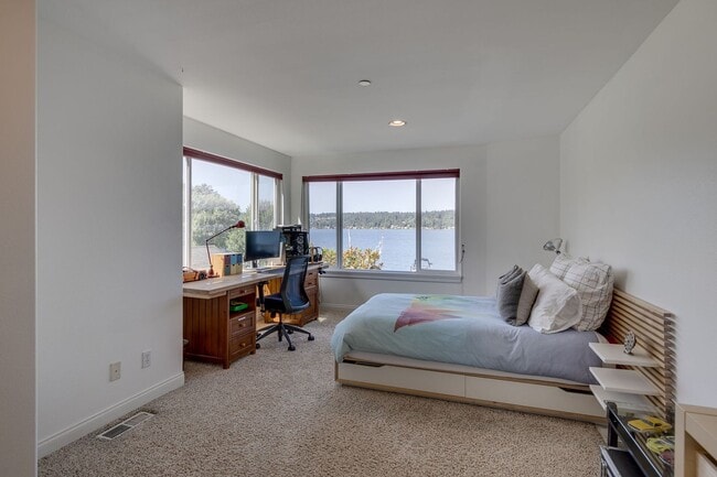 Building Photo - 5bd/3.75ba Sammamish Home