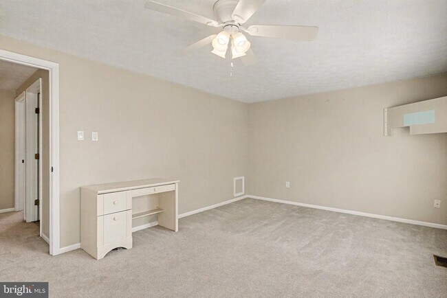 Building Photo - 1713 Chesterfield Square