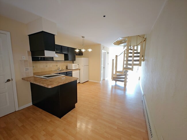 Building Photo - 1296 E Washington St