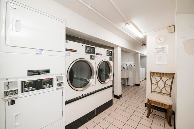 Building Photo - 5300 Carriage Way Dr