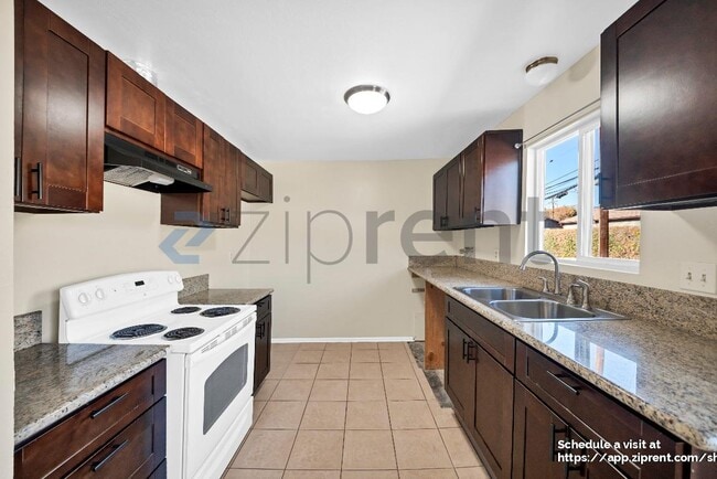 Building Photo - 2543 Hayes Dr