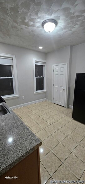 Building Photo - 157 E Cottage St