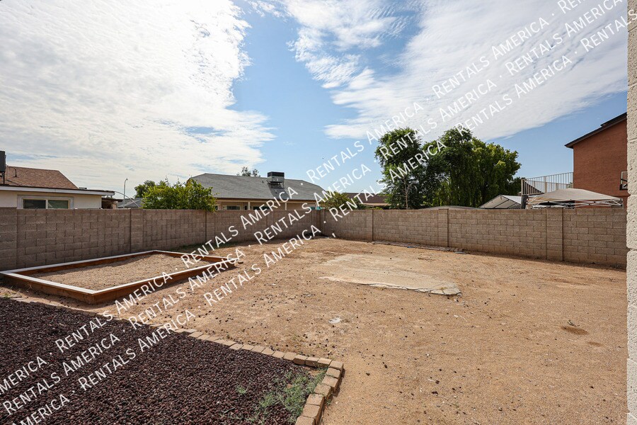 Building Photo - 6631 N 84th Dr