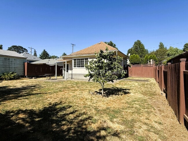 Building Photo - Contemporary 2 BD | 1 BA Home w/ Private B...