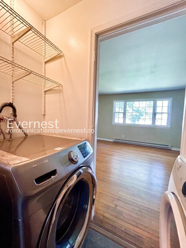 Building Photo - 3 Bed, 1.5 Bath Home with Off-Street Parking / Pet-Friendly / Available Now!